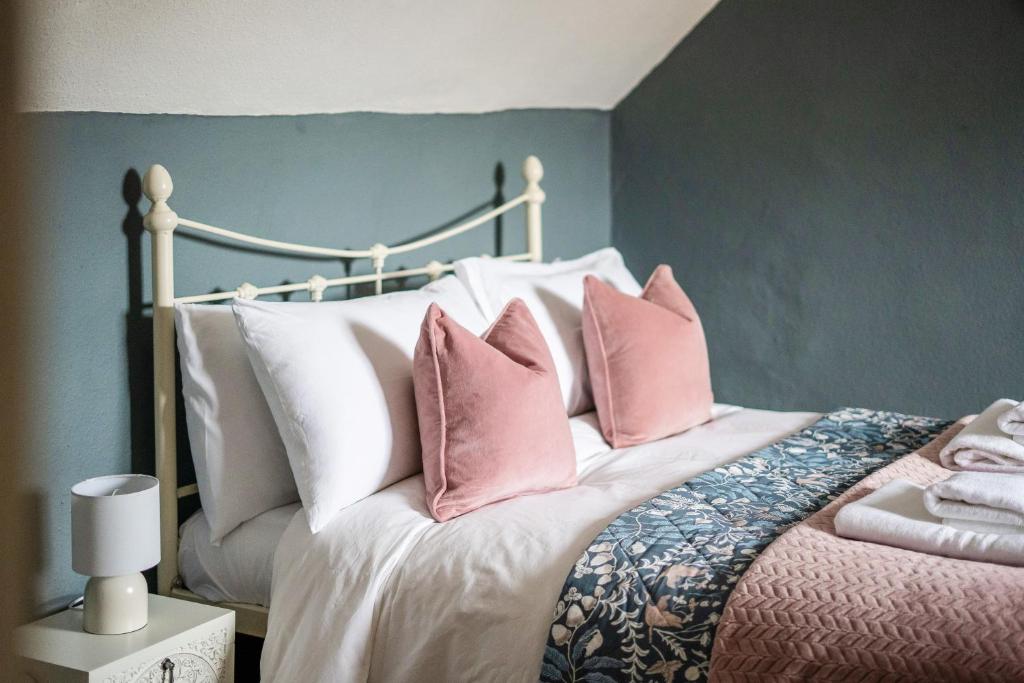 Moreton High Street - Sleeps 10, with private garden tesisinde bir odada yatak veya yataklar