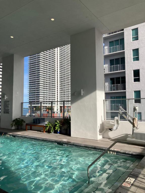 Brand NEW modern 1 bedroom unit Downtown في ميامي: مسبح في فندق ذو مبنيين طويلين