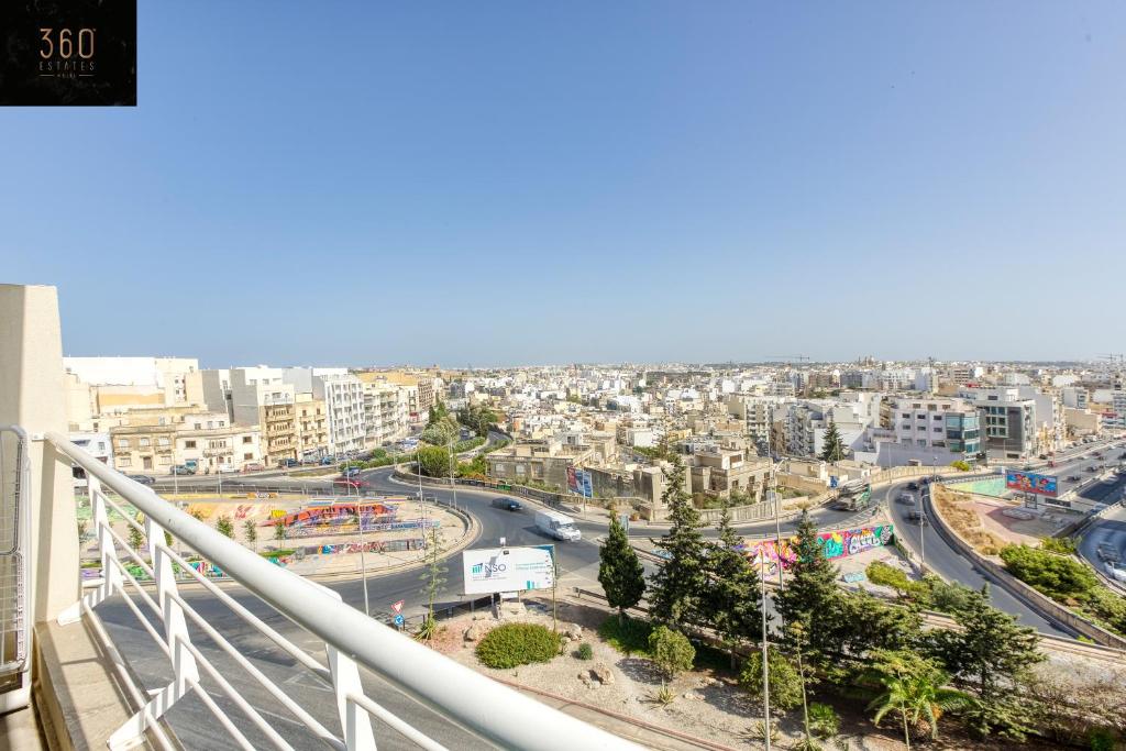 uma vista da cidade a partir da varanda de um edifício em Spacious, 1BR duplex off UNI/Hospital with WIFI by 360 Estates em Msida