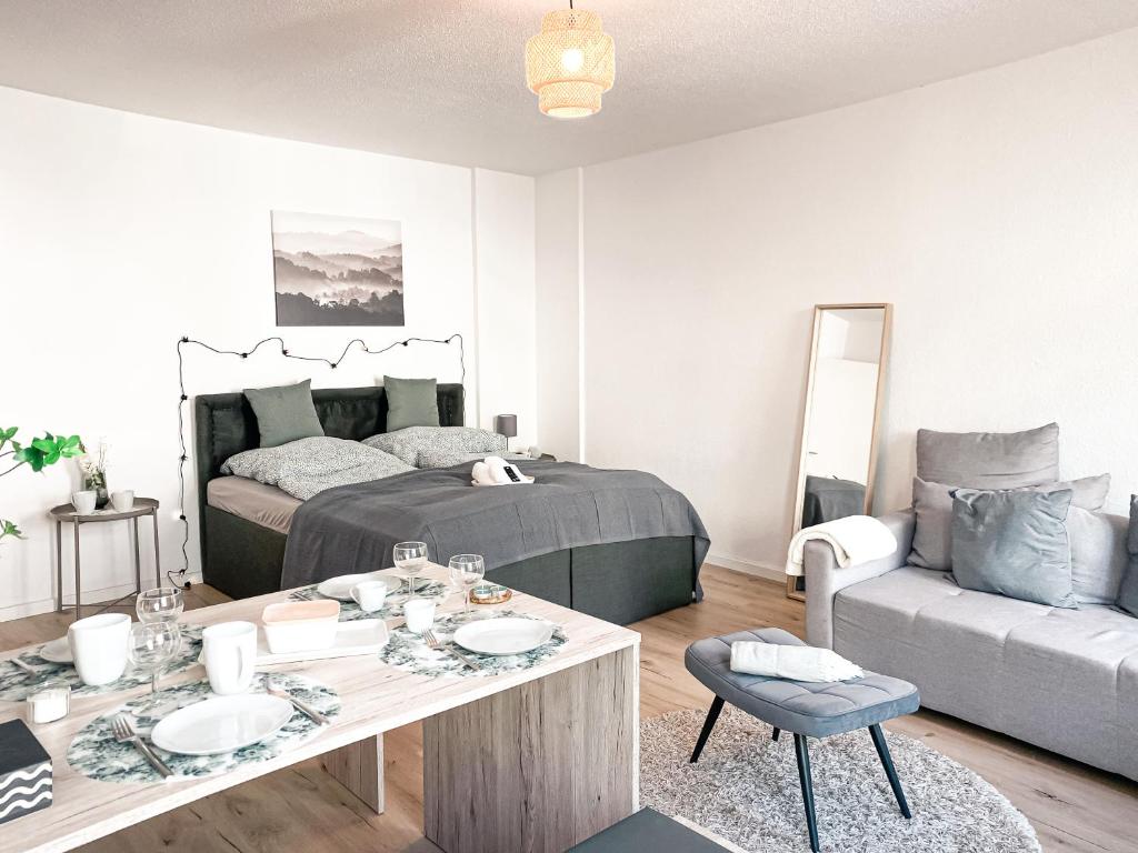 Postel nebo postele na pokoji v ubytování Zentrales Apartment mit TV, Küche und Mikrowelle