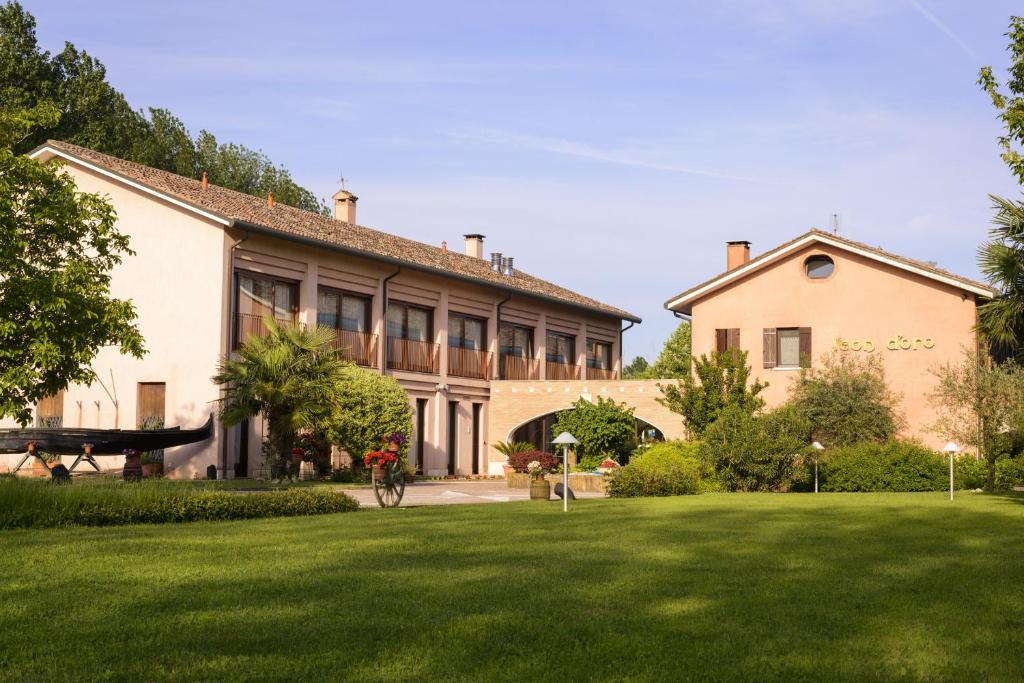a large house with a green lawn in front of it at Relais Leon d'Oro in Mirano