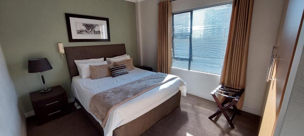 Johannesburg的住宿－Westpoint Sandton Emabheleni Executive Suites，一间卧室设有一张大床和一个窗户。