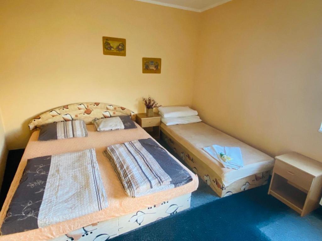 two twin beds in a room with at Pokoje s vlastní koupelnou a WC in Doksy