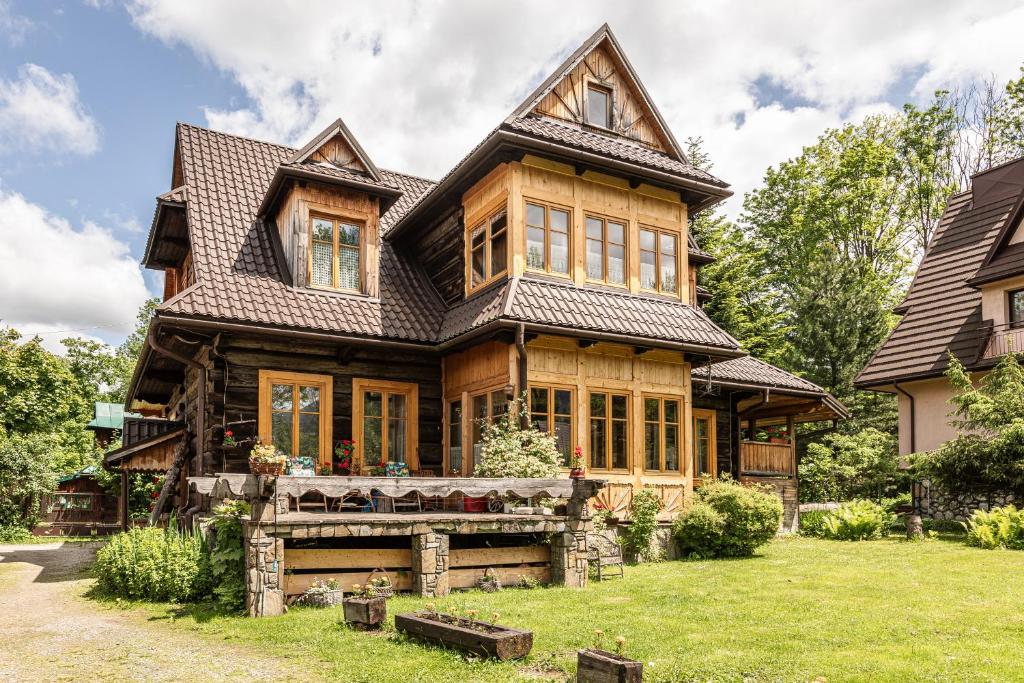 una gran casa de madera con techo de gambrel en Willa Jasinek, en Zakopane