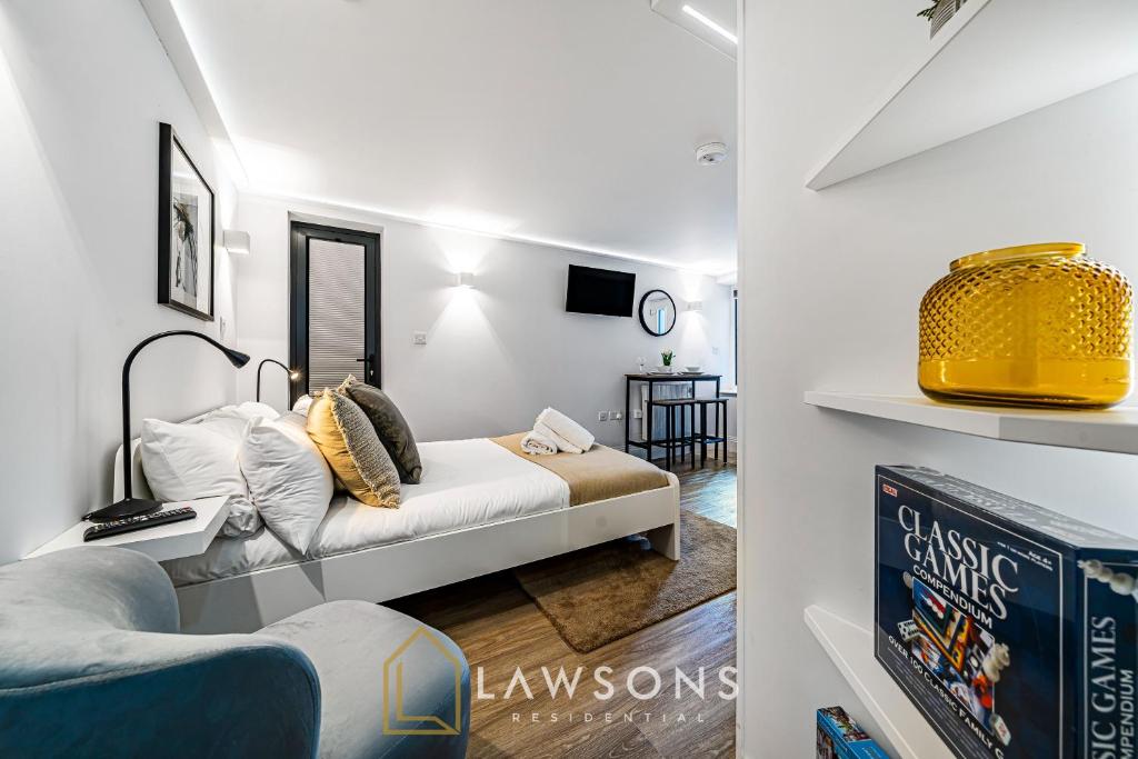 a bedroom with a bed and a living room at Cosy Living by Lawsons in Windsor