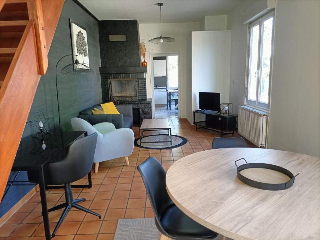 un salon avec une table et un canapé dans l'établissement Maison 3 chambres - Chez Florence, à Yzeure
