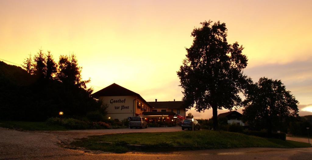 Východ nebo západ slunce při pohledu z hotelu nebo okolí
