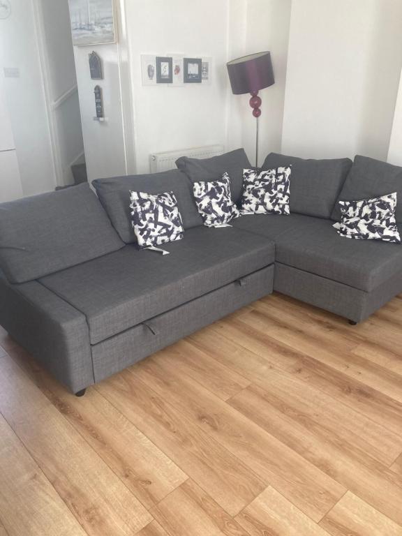 Posezení v ubytování 3 Bed town house Near Ryde Sea Front @ One Church Lane