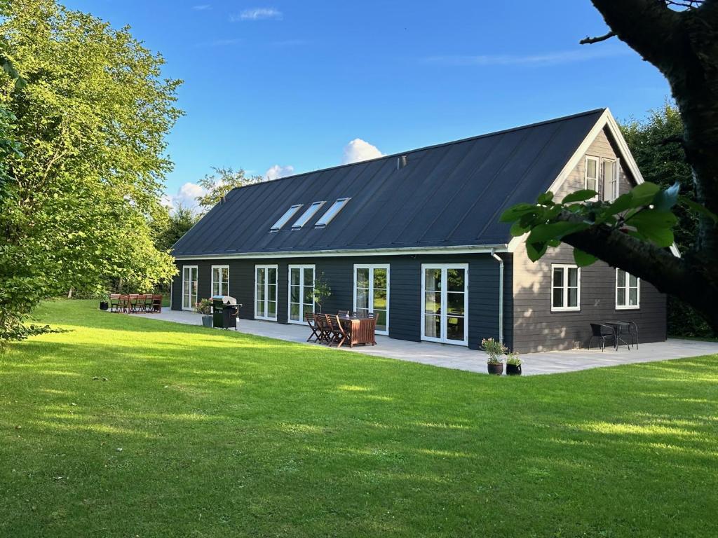 dom z czarnym dachem i ogródkiem w obiekcie Langø Feriecenter - Garden View w mieście Nakskov