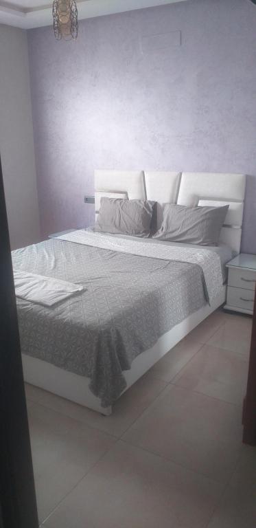 a bedroom with a large white bed in a room at Residence vip in Nador