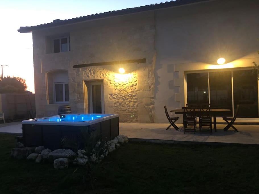 SoussansにあるGîte avec spa privatif à 500m de MARGAUXの裏庭