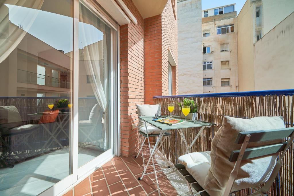 einen Balkon mit einem Tisch und Stühlen auf einer Terrasse in der Unterkunft Gibralfaro Malaga centro in Málaga