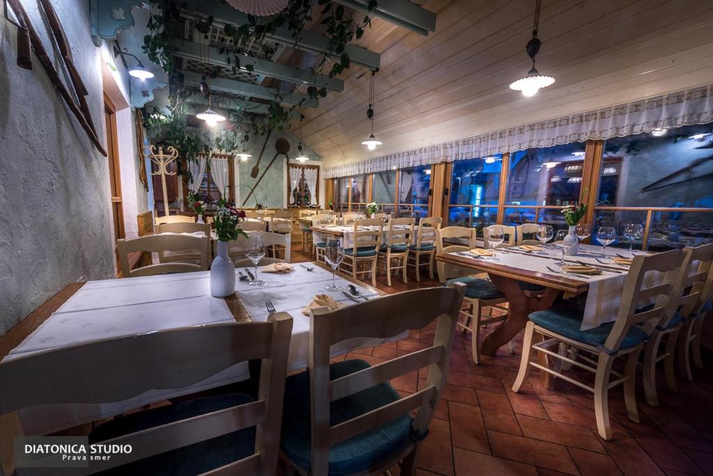 une salle à manger avec des tables et des chaises en bois dans l'établissement Brunarica Macesen Smogavc, à Zreče