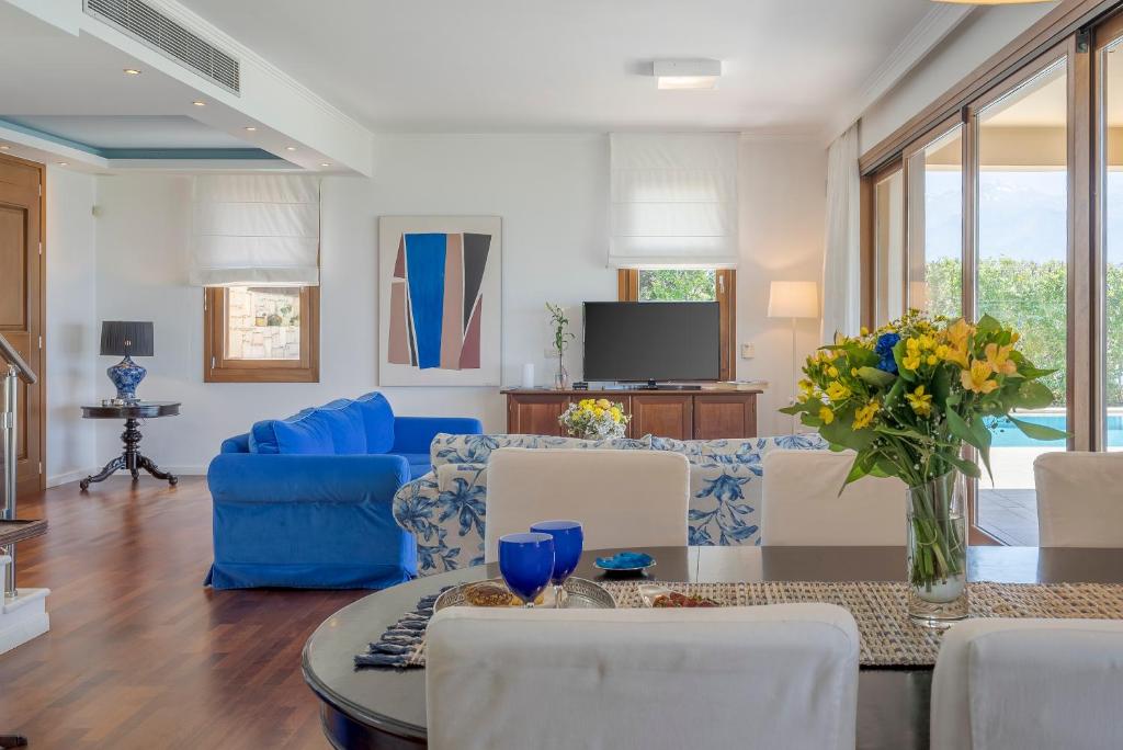 TV a/nebo společenská místnost v ubytování SK Place Luxury Seafront Villas Chania
