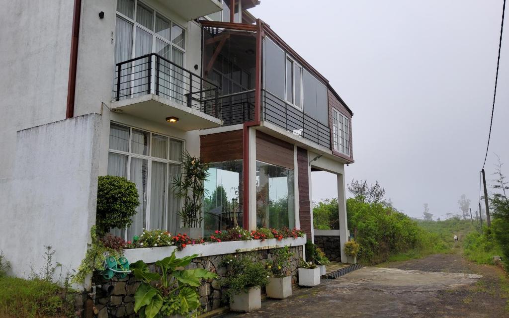Thimaya Resort في هاتون: منزل مع شرفة عليها زهور