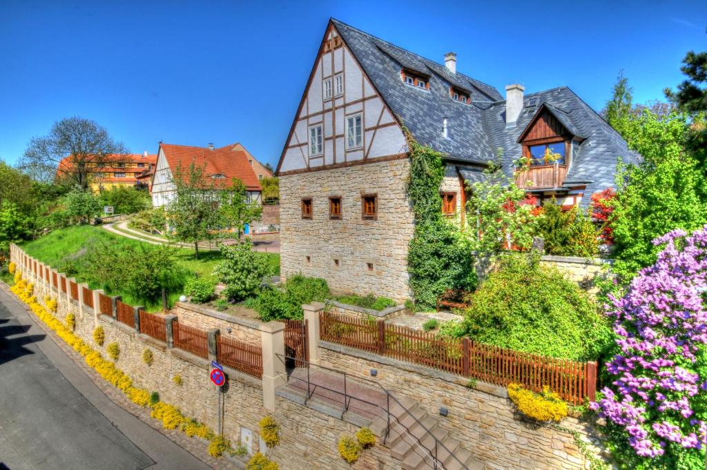 una casa grande con flores delante en SPA-Resort Landlust in Dresden, en Dresden