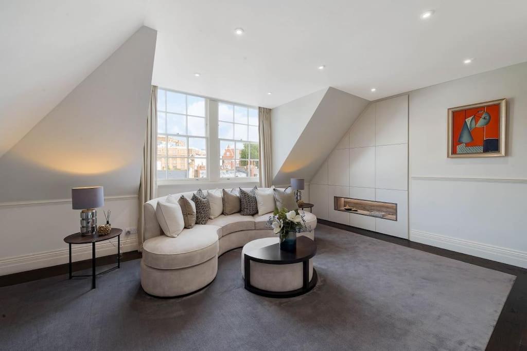 sala de estar con sofá y mesa en Wonderful Knightsbridge Apartment by Harrods en Londres