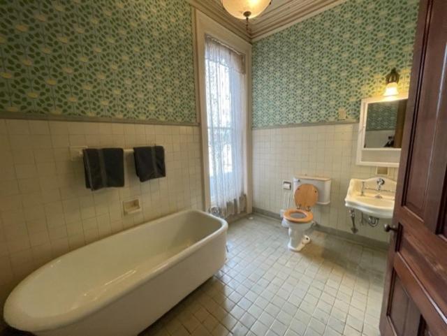 een badkamer met een bad, een toilet en een wastafel bij Upjohn in Kalamazoo