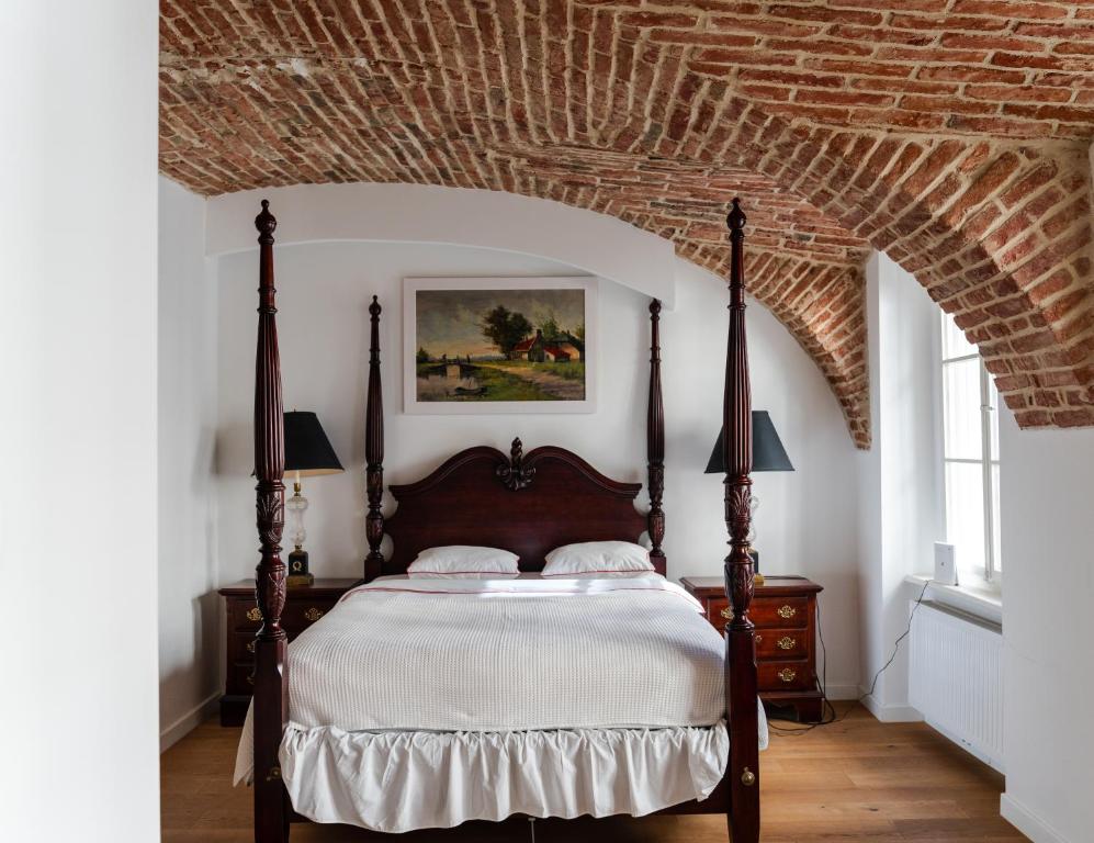 - une chambre avec un lit et un plafond en briques dans l'établissement Fantabulous Upper-Town Condo, à Zagreb