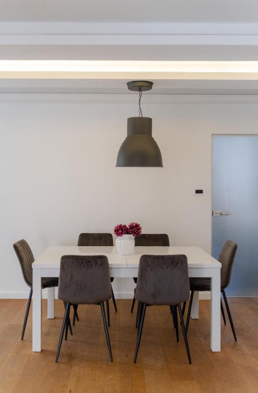 Zdjęcie z galerii obiektu Spacious 1BR-2BA Old-Town Condo w Zagrzebiu
