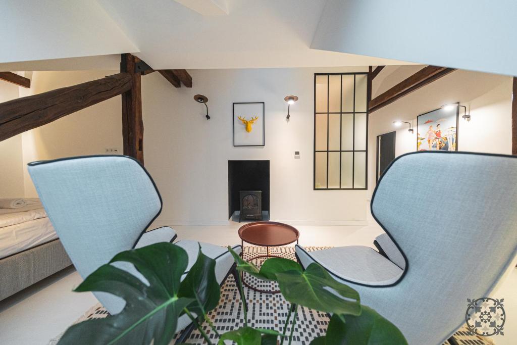 salon z 2 krzesłami i rośliną w obiekcie Villa Chez les Amis - Adults only w mieście Balatonszepezd