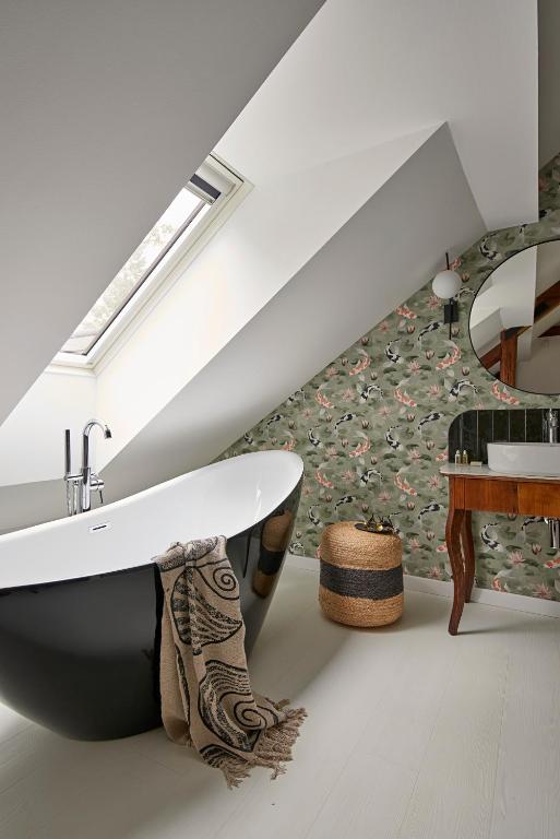 W łazience znajduje się umywalka i wanna. w obiekcie Villa Chez les Amis - Adults only w mieście Balatonszepezd