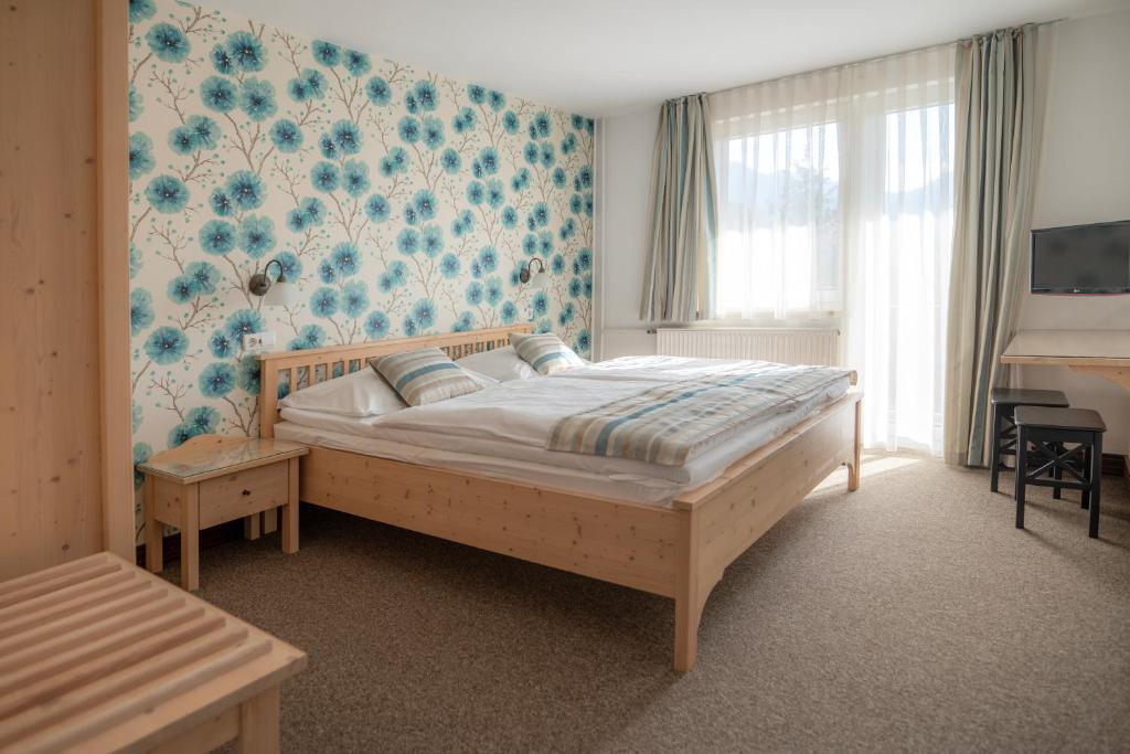 ein Schlafzimmer mit einem großen Bett in einem Zimmer in der Unterkunft Guesthause Pr' Jozef in Bled