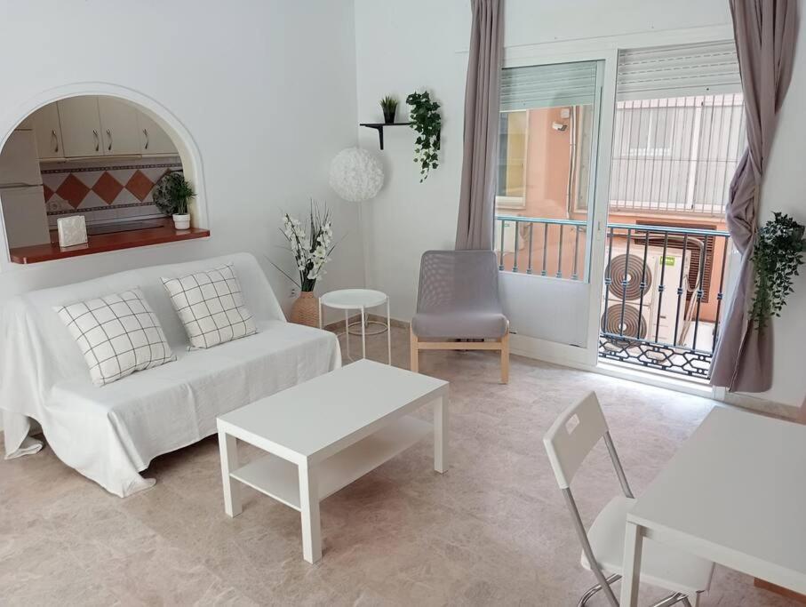 un soggiorno con divano bianco e tavolo di Apartamento en Fuengirola a Fuengirola