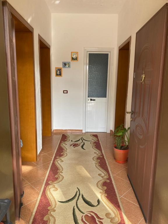 un pasillo con una puerta y una alfombra en el suelo en TE SHPIA en Baks-Rrjoll