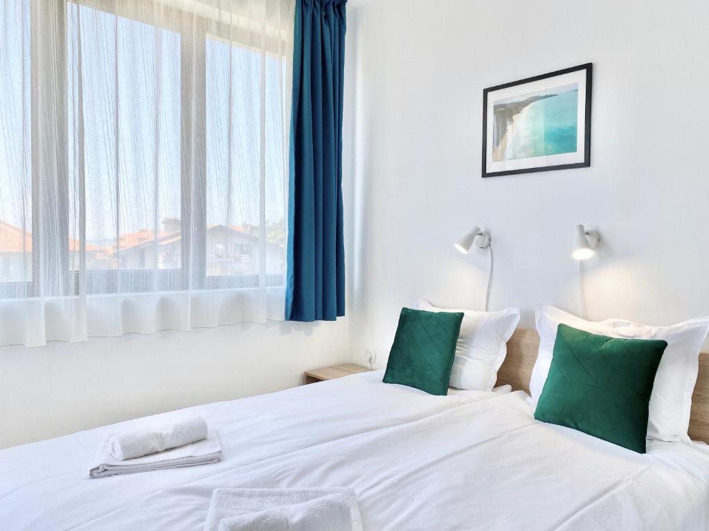 เตียงในห้องที่ Central Seaview Apartments for 4 Guests