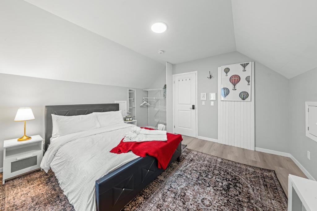 biała sypialnia z dużym łóżkiem i dywanem w obiekcie Close to Centrepoint Mall, Work space, Kitchen with essentials, Free parking w mieście Toronto