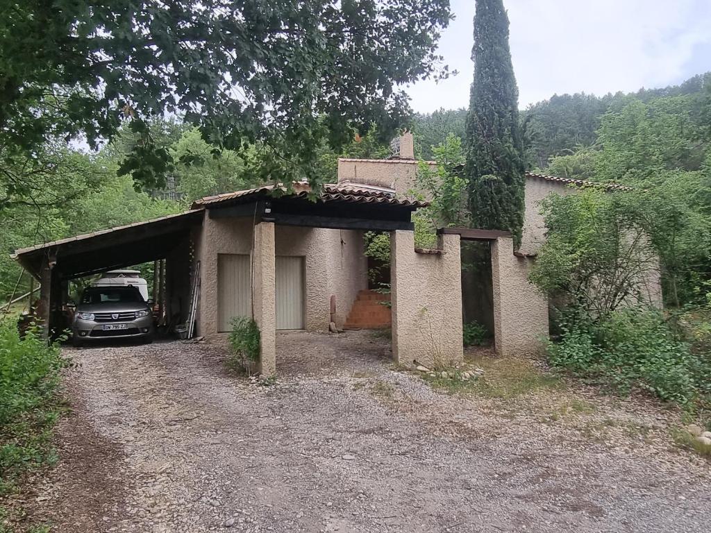 une voiture est garée à l'intérieur d'un garage dans l'établissement Belle maison de campagne, à Chaffaut-Lagremuse