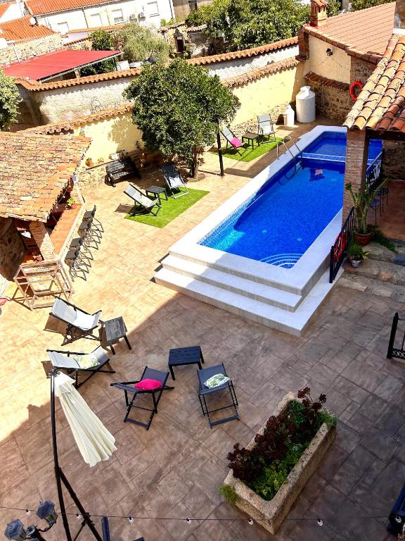 an overhead view of a swimming pool with chairs at La Casa del Marqués in Logrosán