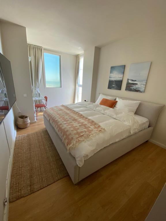 - une chambre avec un grand lit dans l'établissement spacious real two bedrooms at the daniel hotel, à Herzliya