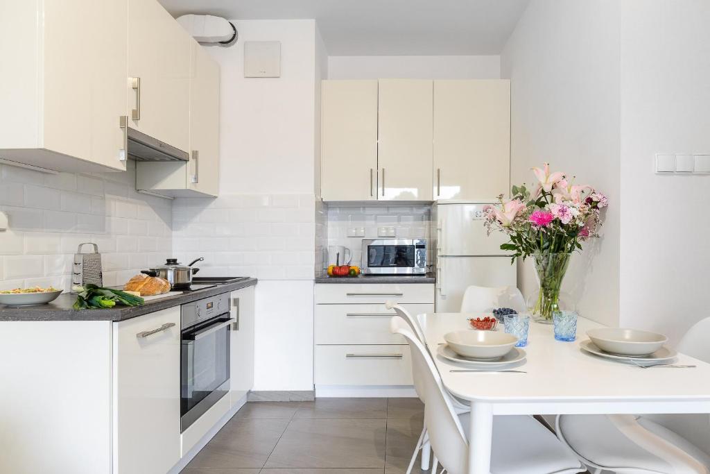 Kuchyňa alebo kuchynka v ubytovaní Siedmiogrodzka P&O Serviced Apartments