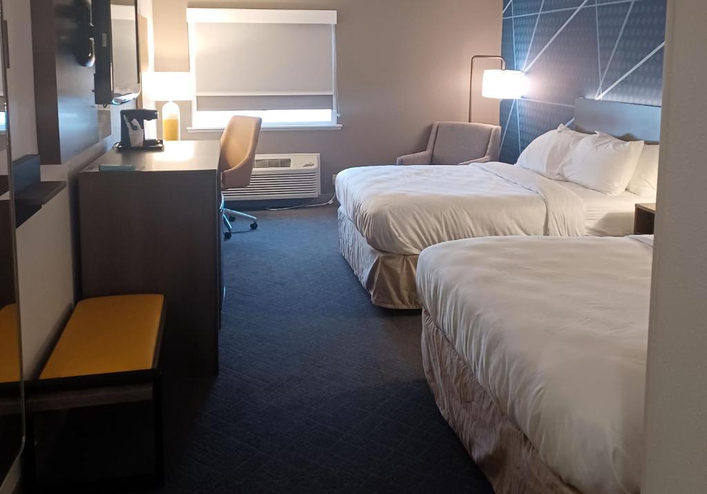 Comfort Inn Edinburgh - Columbus - Quadruple Room With Two Queen Beds - Non Smoking