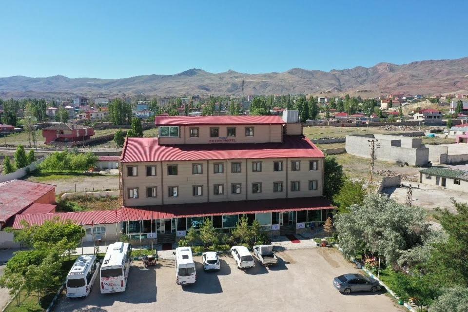 Nespecifikovaný výhled na hory nebo výhled na hory při pohledu z hotelu