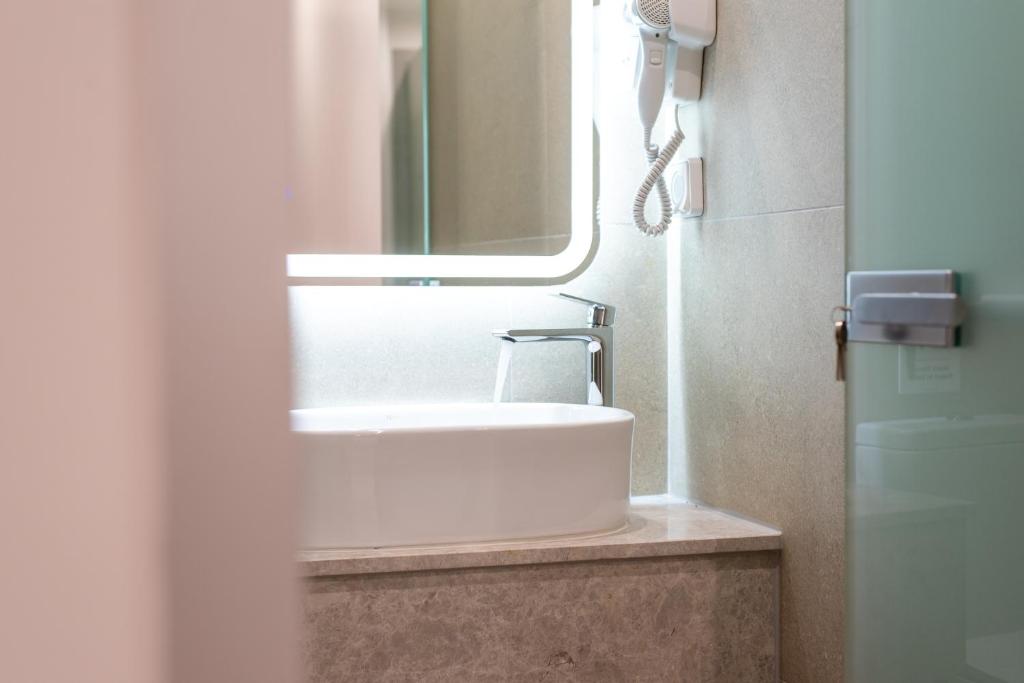 Airscape Hotel Free Shuttle From And To Athen's Airport - 2