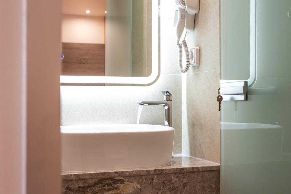 Airscape Hotel Free Shuttle From And To Athen's Airport - 12