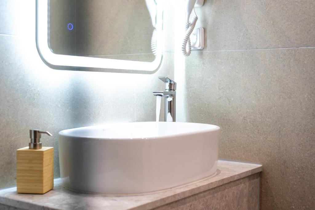 Airscape Hotel Free Shuttle From And To Athen's Airport - 17