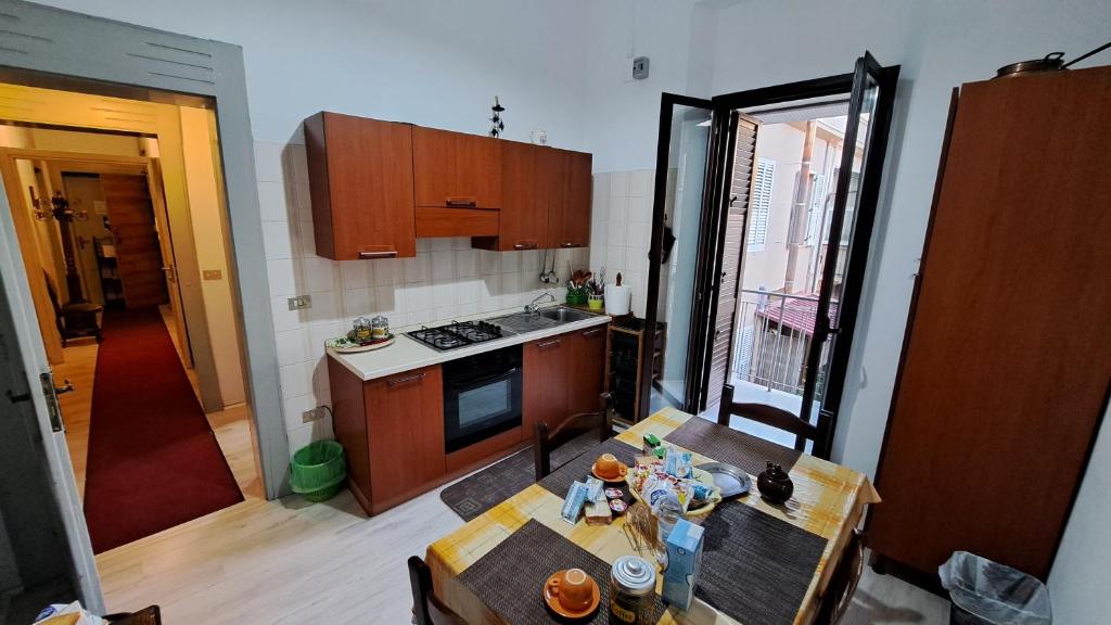 an overhead view of a kitchen with a table and chairs at B&B Centro Storico 900 in Palmi