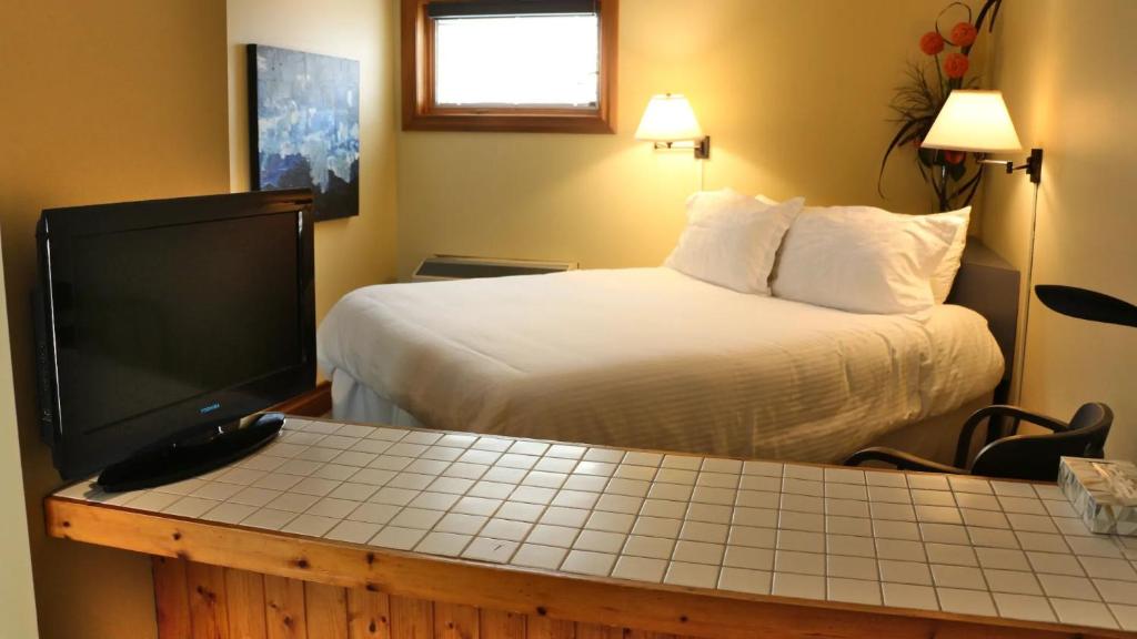 Kettle Creek Inn - Queen Room Met Eenpersoonsbed