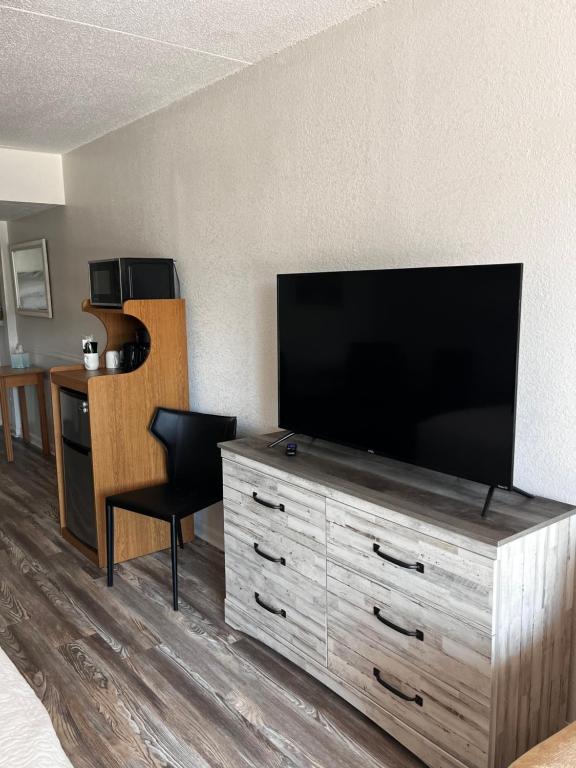 ein Hotelzimmer mit einem Flachbild-TV auf einer Kommode in der Unterkunft David&#39;s Landing in Myrtle Beach