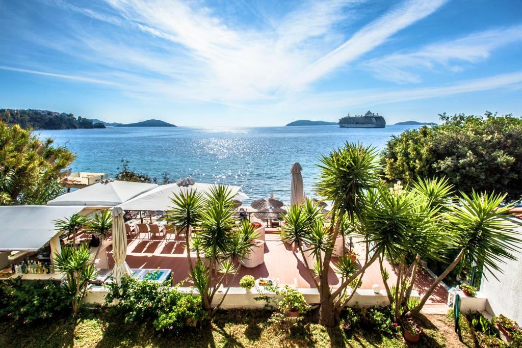- une vue sur l'océan et un bateau de croisière dans l'établissement Hotel Dafni, à Megali Ammos