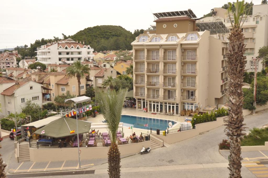 Blick auf ein Hotel mit Pool und Gebäuden in der Unterkunft Club Dorado in Marmaris