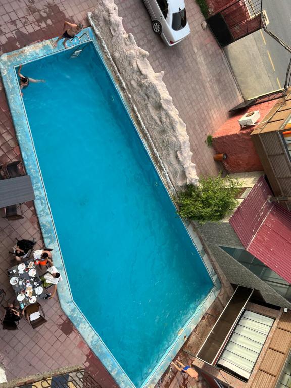 Widok na basen w obiekcie Mardin Hotel Novxanı lub jego pobliżu
