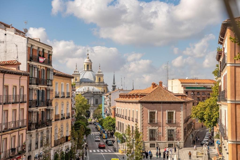 a view of a street in a city with buildings at Apartamento 1 hab en La Latina - Madrid Centro in Madrid