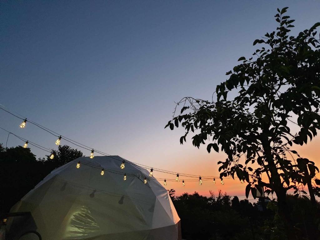 Východ nebo západ slunce při pohledu z luxury tent nebo okolí