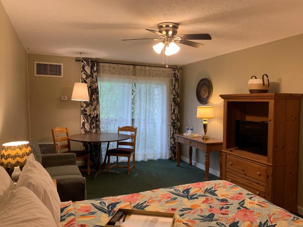 Woodbridge Inn & Tavern - Chambre Royale Avec Balcon
