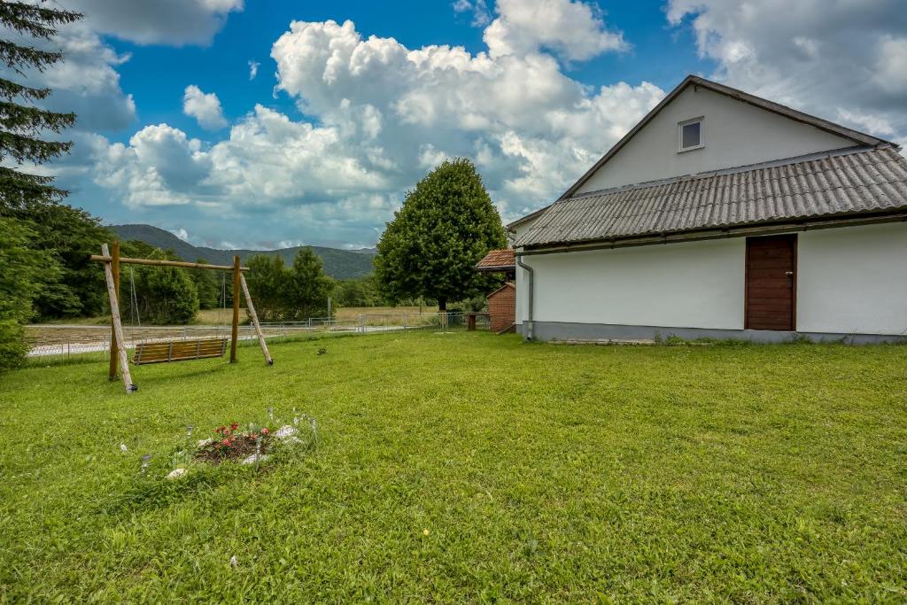Nespecifikovaný výhled na hory nebo výhled na hory při pohledu z prázdninového domu